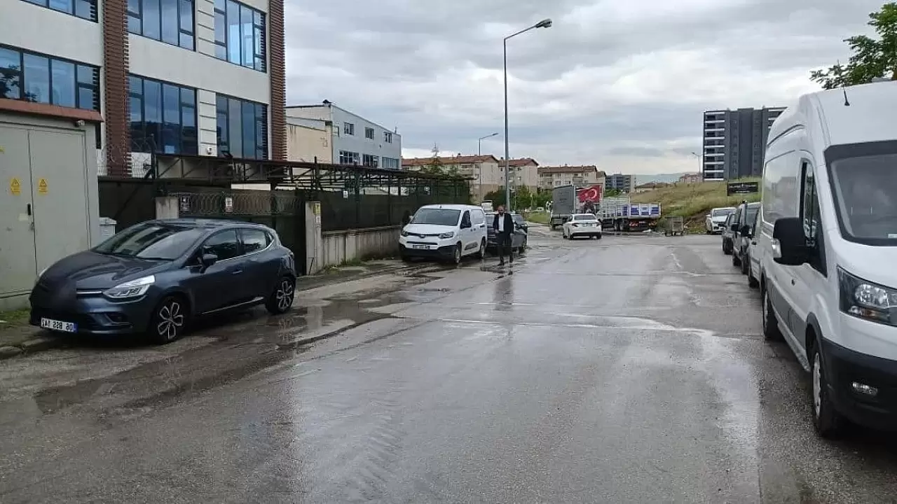Trafik kazalarının sık sık yaşandığı yolda güvenliği artırmak için ışıklandırma talep ediliyor.