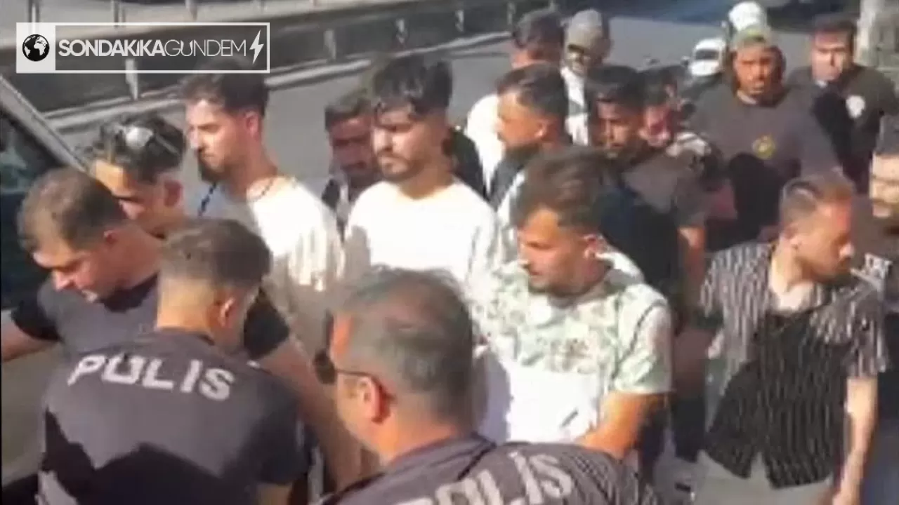 Avcılar'da Metrobüs Durağında 25 Kaçak Göçmen Ele Geçirildi