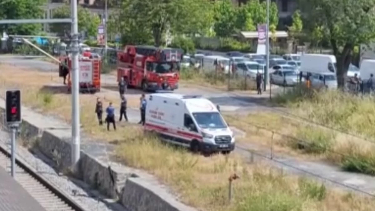 Marmaray'da dengesini kaybeden genç, raylara düştü.
