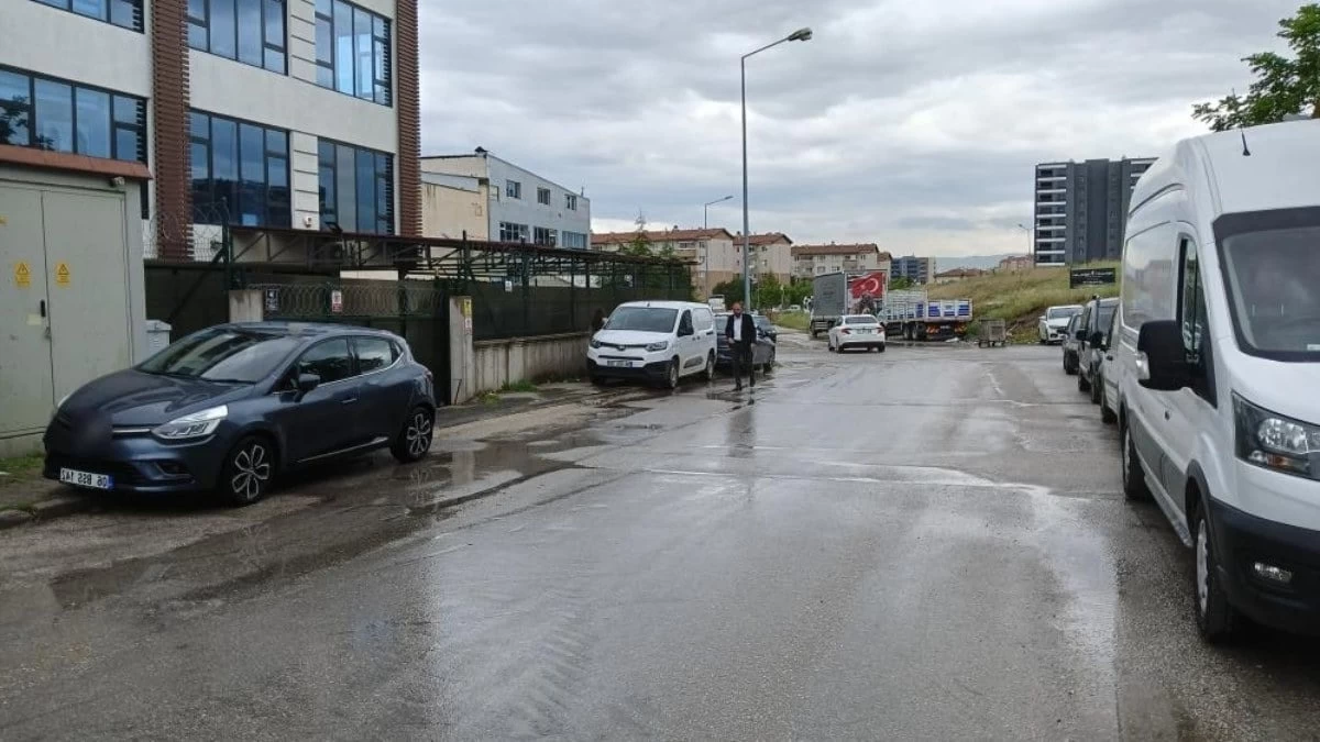 Trafik kazalarının sık sık yaşandığı yolda güvenliği artırmak için ışıklandırma talep ediliyor.