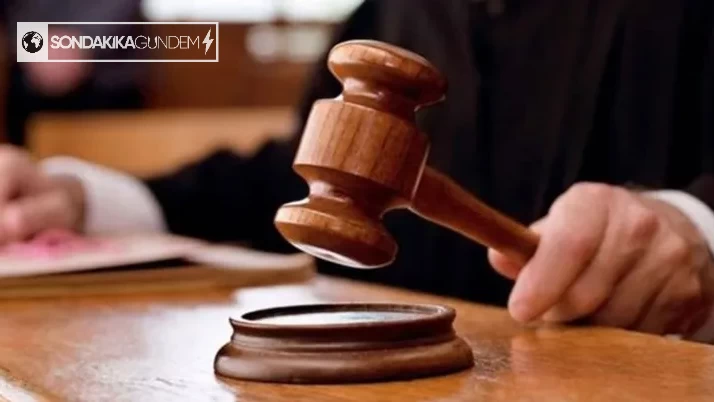 Dört kişi, para karşılığında dava tarihlerini öne almaya çalışırken yakalanarak tutuklandı.