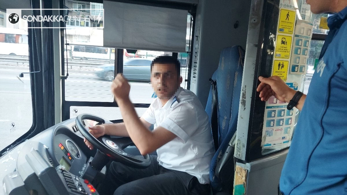 Kocaeli'de Baba, Bebek Arabasının Kapıya Sıkışması Nedeniyle Sürücüye Saldırdı!